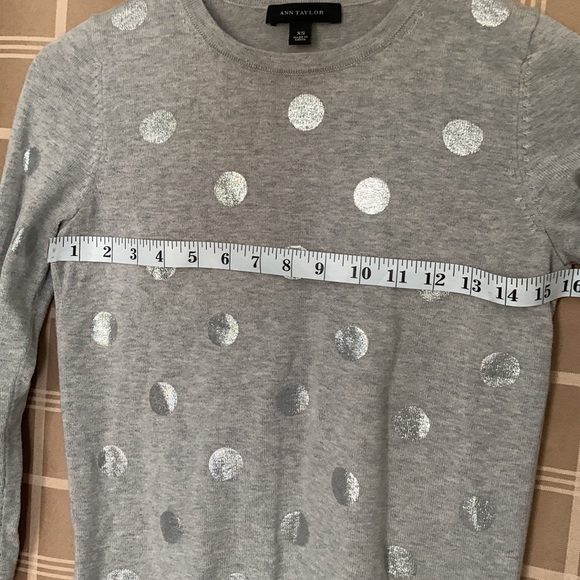Ann Taylor, XS, Silver Polka Dot Pull Over - Picture 10 of 10